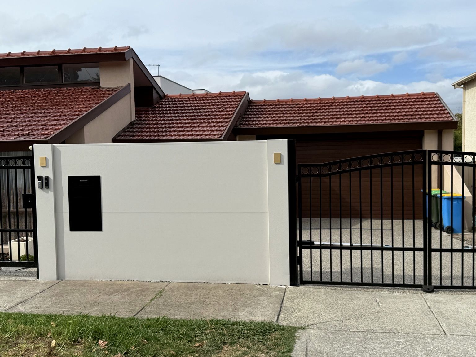Camberwell project: EstateWall with automated swing gates, matching pedestrian gate, lighting to every second post. Photo 4 of 10.