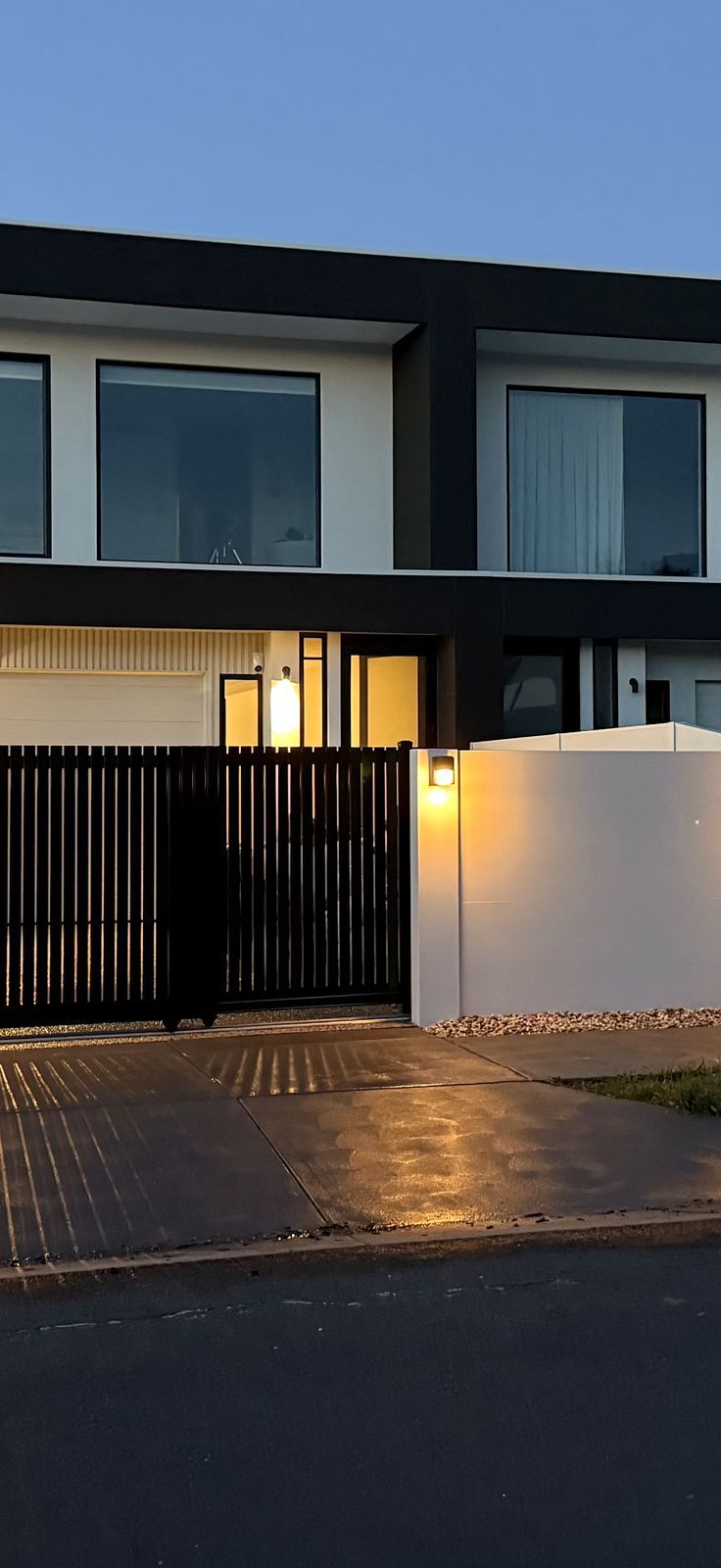 Chelsea project: VogueWall with automated telescopic sliding gate, milkcan parcel box, integrated lighting. Photo 3 of 10.
