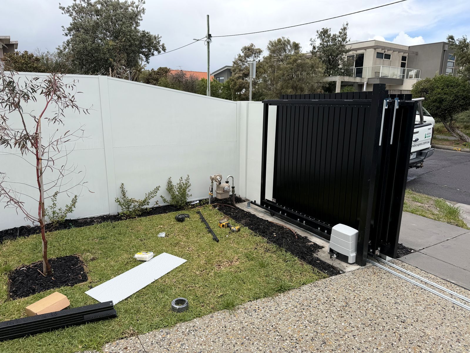 Chelsea project: VogueWall with automated telescopic sliding gate, milkcan parcel box, integrated lighting. Photo 7 of 10.