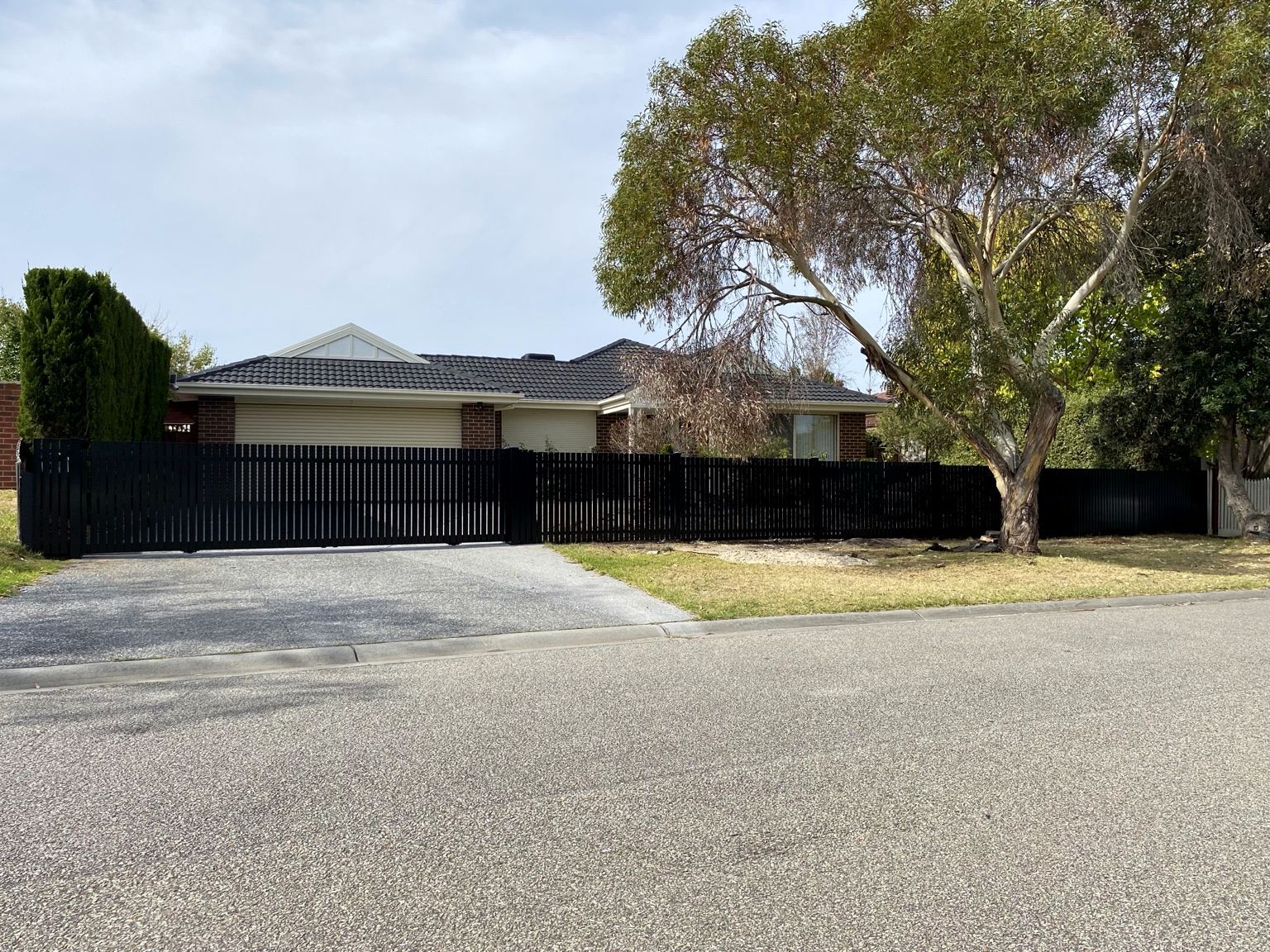 Mornington project: Aluminium blade fencing and gate with aluminium blade fencing, matching sliding gate, solar-powered automation. Photo 2 of 7.
