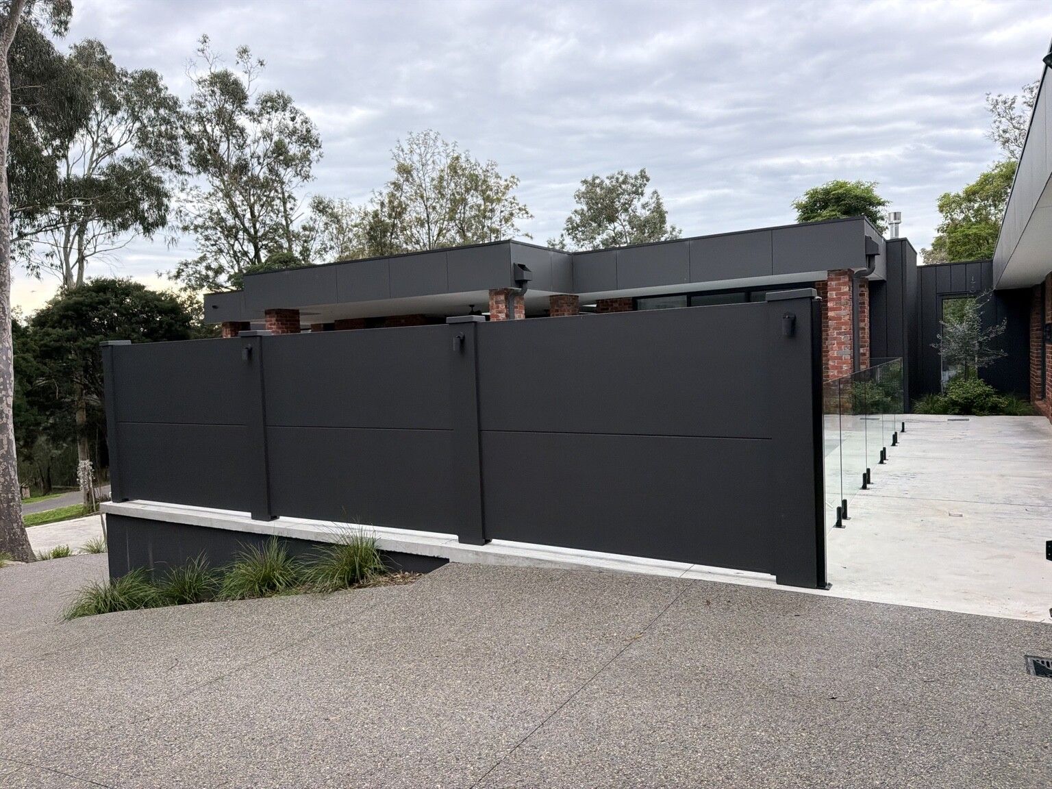 Park Orchards project: VogueWall with about 16 m of 1.8 m voguewall, wall-mounted lighting, external post caps. Photo 3 of 5.