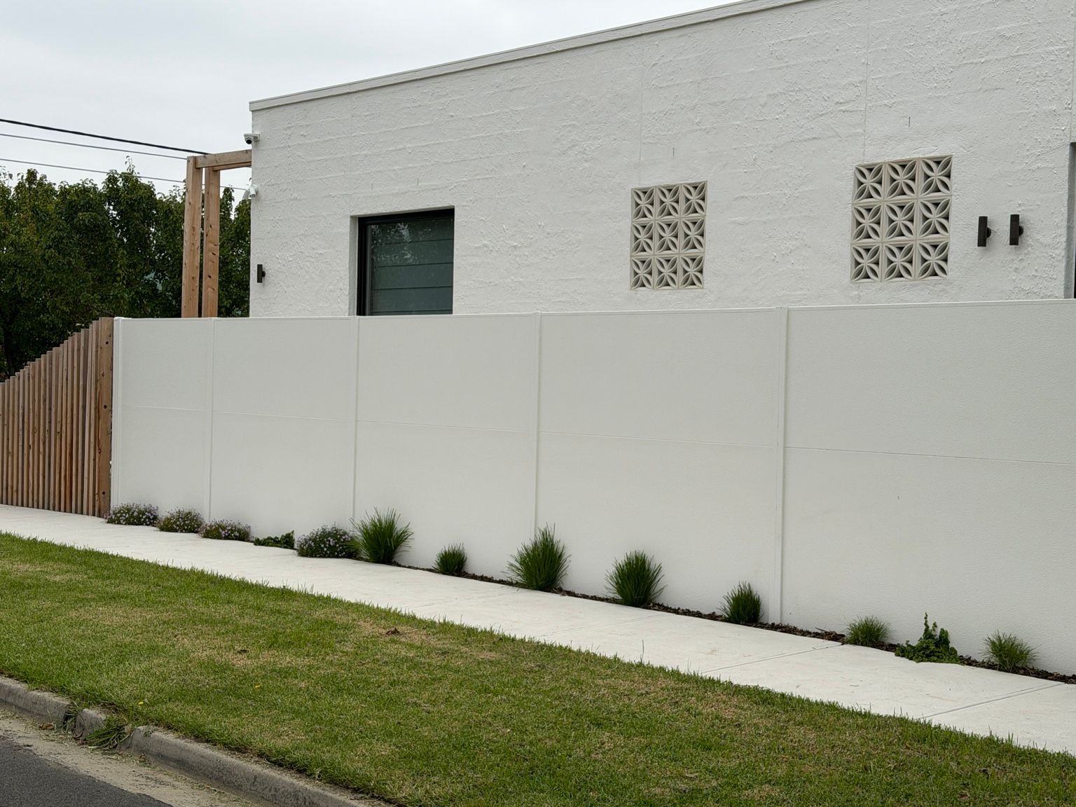 White SlimWall front boundary with hardwood battens at Reservoir.