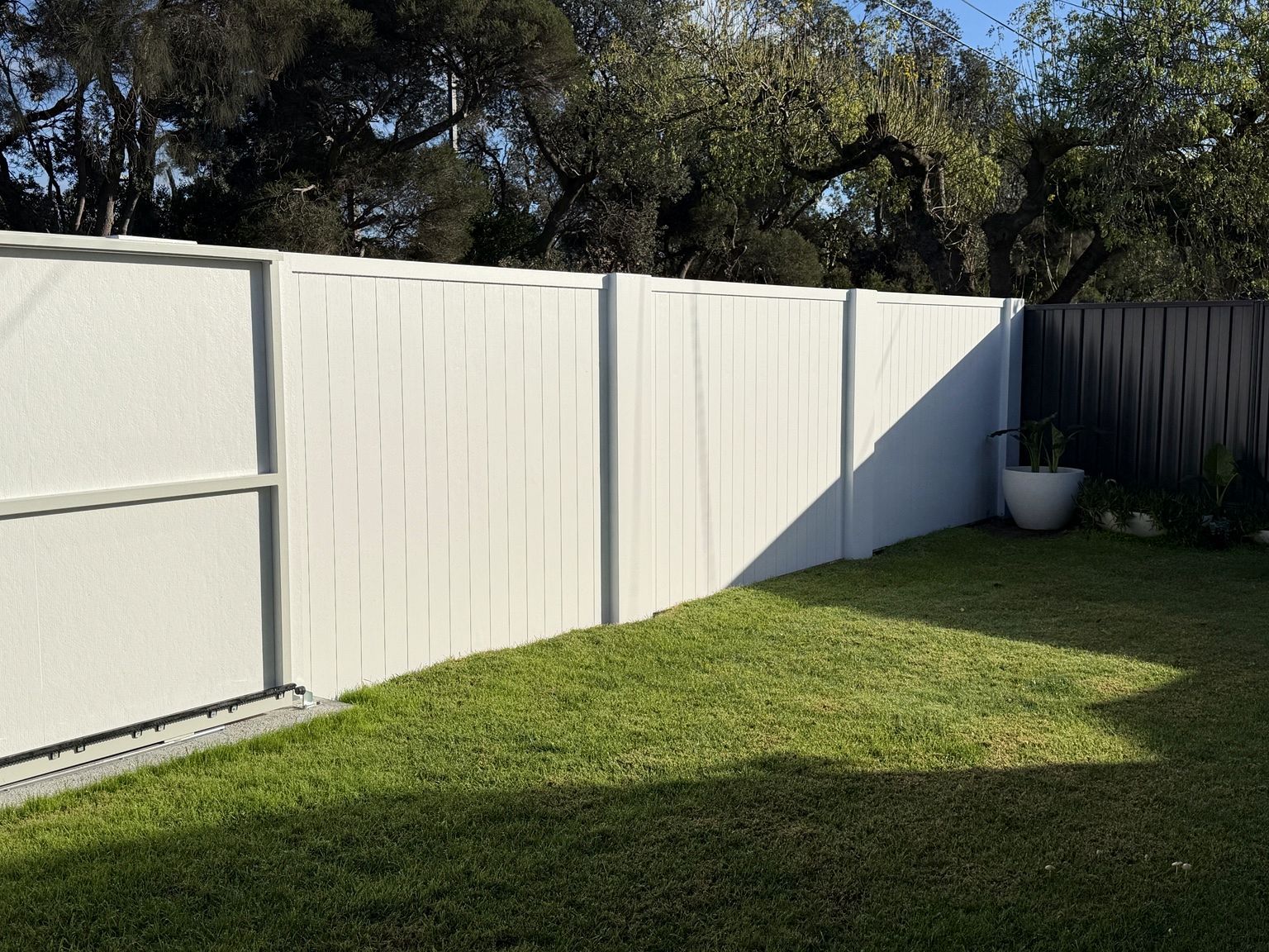 Seaford project: EstateWall with slimwall side section, white axon cladding, santorini stone features. Photo 5 of 7.