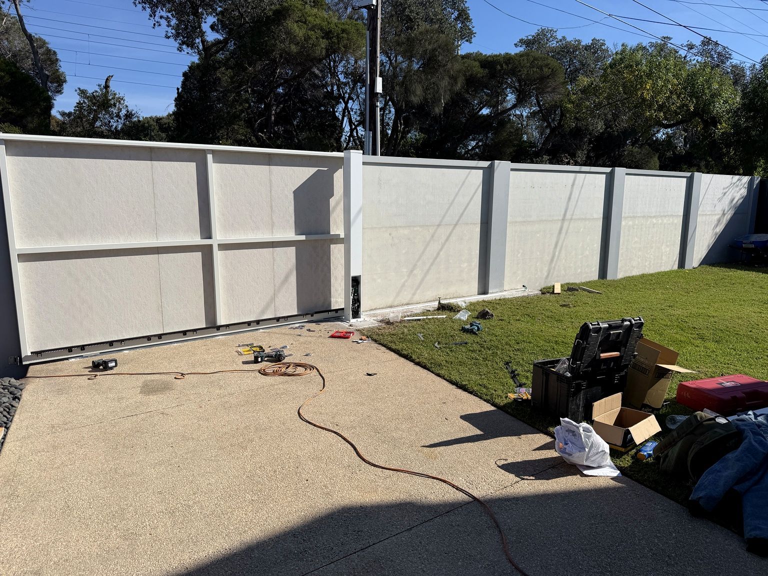 Seaford project: EstateWall with slimwall side section, white axon cladding, santorini stone features. Photo 7 of 7.