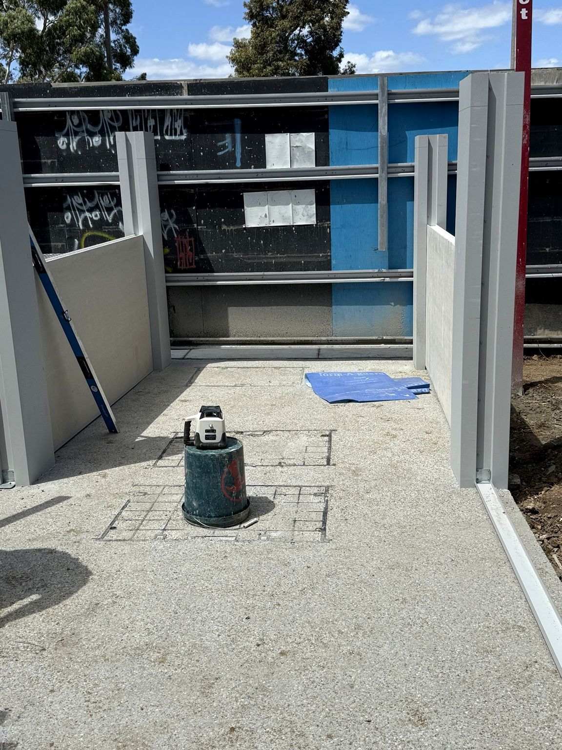 The Glen project: EstateWall with monument horizontal aluminium slats, street entrance, common-area boundary. Photo 3 of 9.